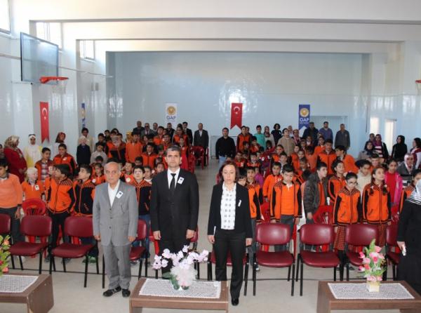 10 Kasım Atatürk´ü anma töreni okulumuz çok amaçlı spor salonunda yapılan törenle anıldı.